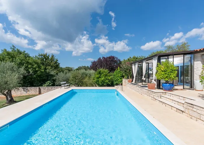 Family Villa Goran - Large Pool Near Porec וילה *