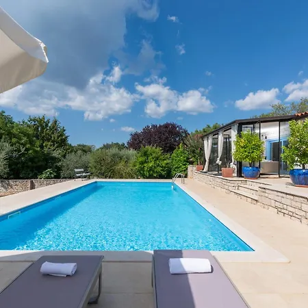Family Goran - Large Pool Near Porec *